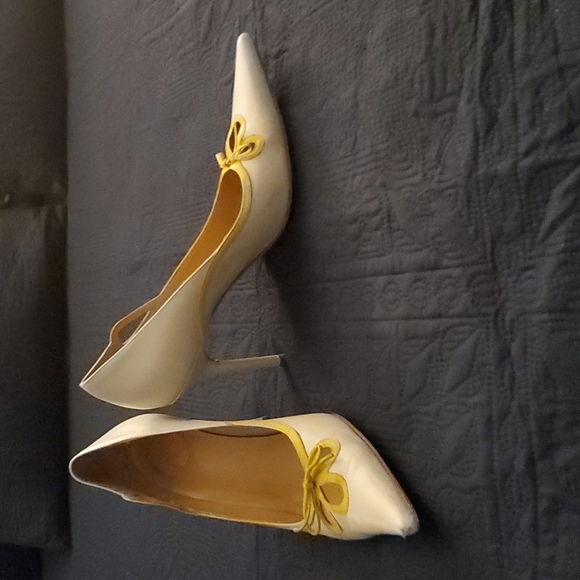 Vintage BCBGMaxAzria cream and yellow pointy toe pump - Picture 2 of 7